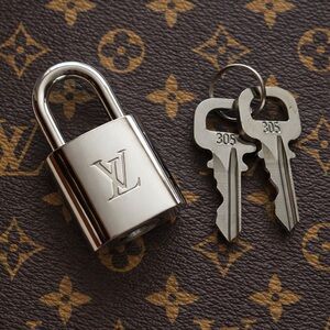 Louis Vuitton Silver Lock #305 and 2 Keys (necklace included)